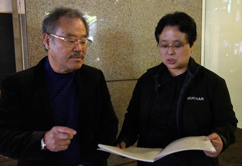 裁判の傍聴を終え被告のアルコール依存症の認識不足を指摘する井上郁美さん（右）と保孝さん＝１日午後、千葉市中央区
