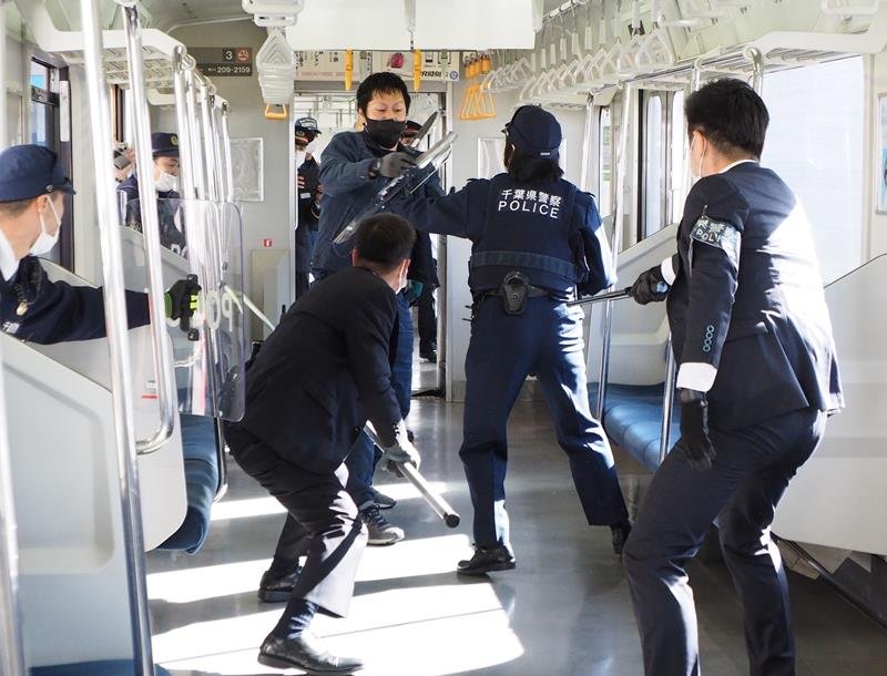 無差別刺傷事件を想定し、ＪＲ、警察、消防が連携して行った訓練＝２日、ＪＲ君津駅
