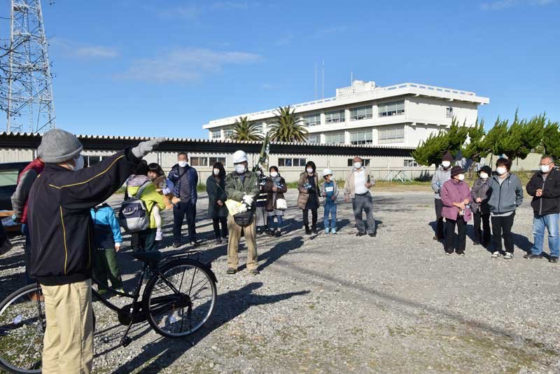 津波避難訓練で、第１波到達予想時刻までに避難場所に到着した住民ら＝５日、館山市