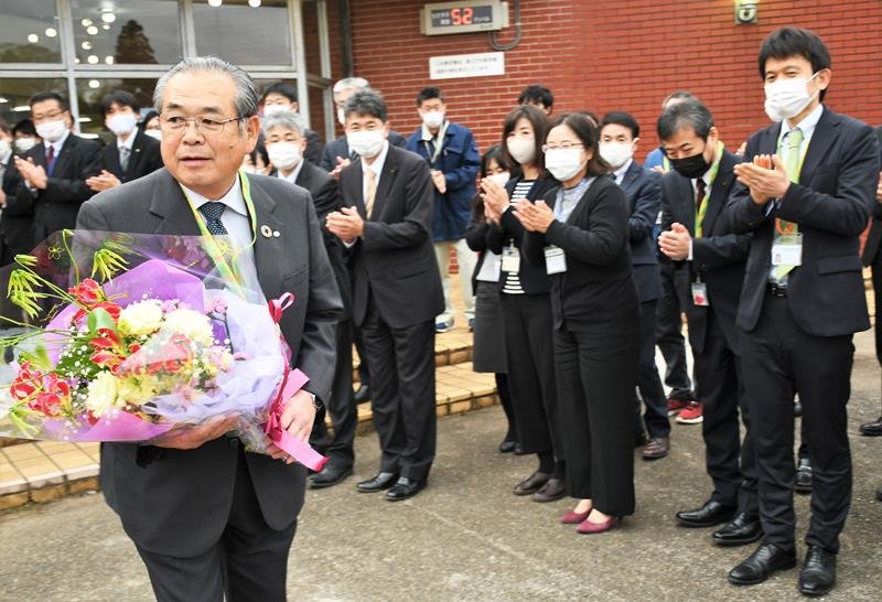 退任式を終え、大勢の職員や支援者に見送られて町役場を後にする相川町長＝６日、芝山町
