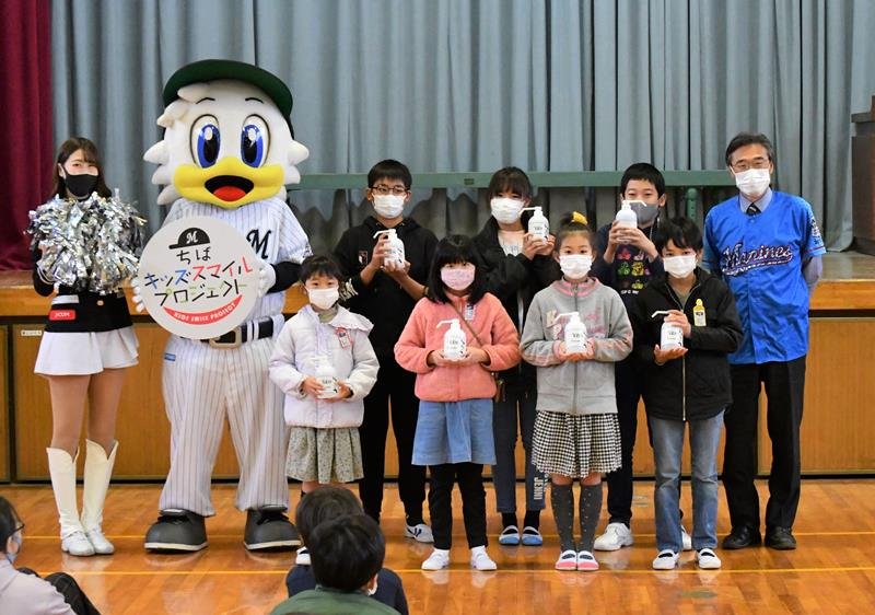 登戸小で行われた寄贈式
