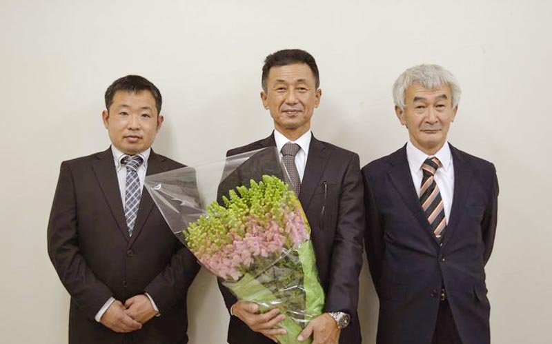 キンギョソウの花束を手にフラワーフェスをＰＲする三井会長（中央）ら＝７日、千葉市中央区の千葉日報社