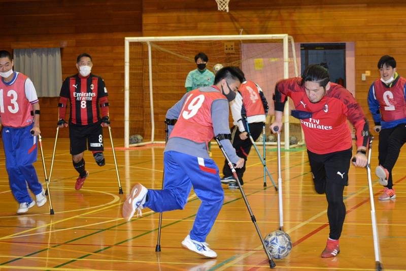 アンプティサッカーを体験する市立滝野中の３年生＝８日、印西市
