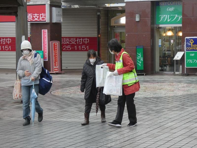 児童虐待防止の啓発グッズを配る参加者＝茂原市
