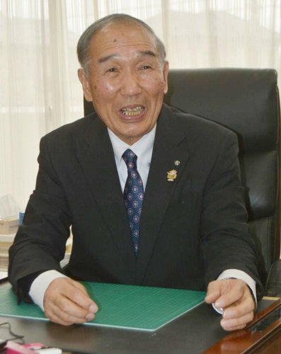インタビューに答える小坂町長＝酒々井町役場
