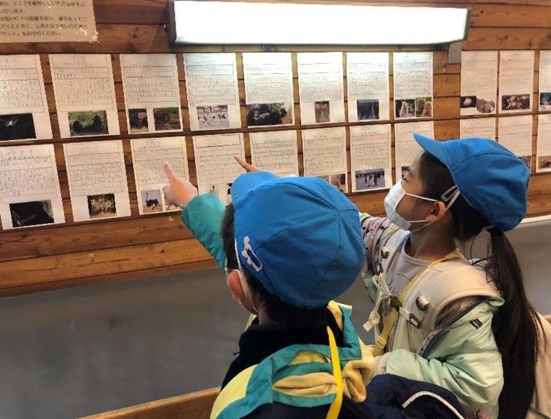 千葉市動物公園で展示されている動物知恵ポスター（青木教諭提供）
