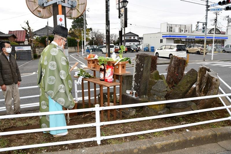 道標群（右）の保存工事に向け行われた地鎮祭＝我孫子市
