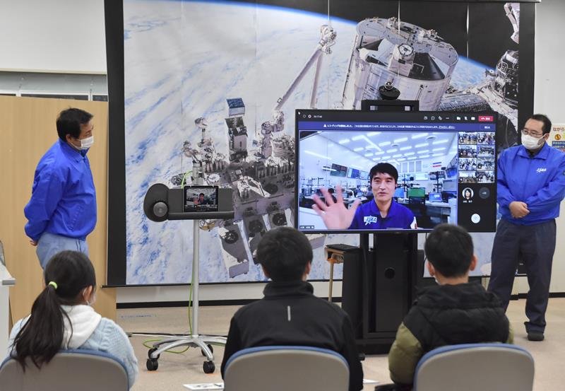 モニター越しに児童生徒の質問に答える大西宇宙飛行士＝勝浦市の勝浦宇宙通信所
