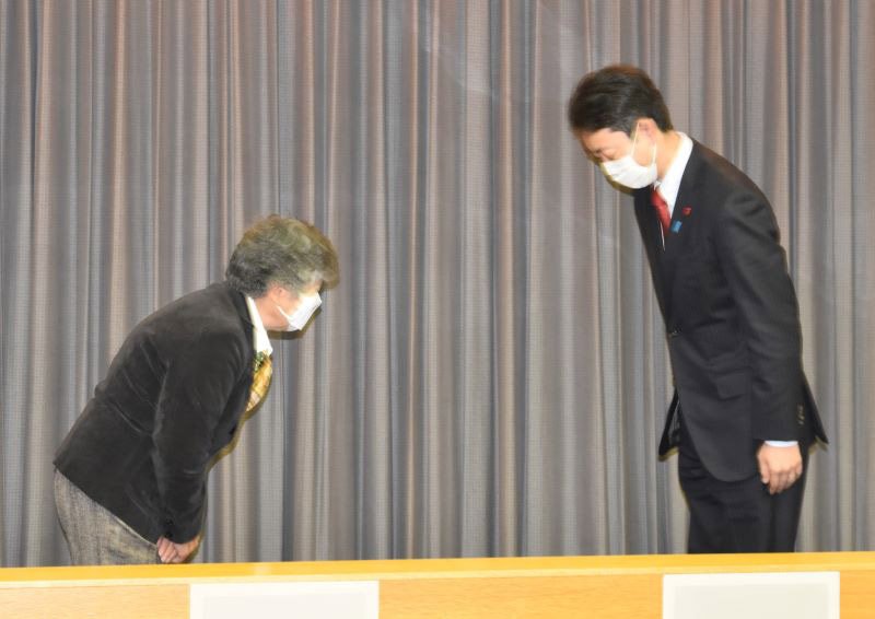 県庁で熊谷知事と面会する竹下さん（左）＝１５日午前１１時ごろ、千葉市中央区
