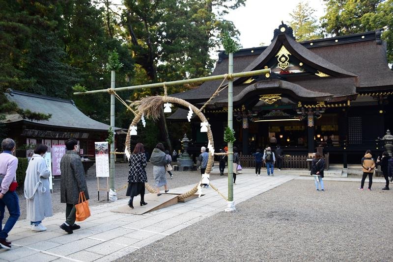 心身の汚れを清めるための茅の輪が設置されている＝香取市
