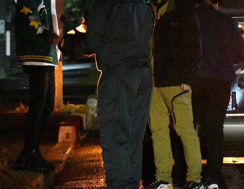 ドライバー（左から１人目）に聞き取りをする捜査員ら＝１２月２日午後９時４５分ごろ、市原市
