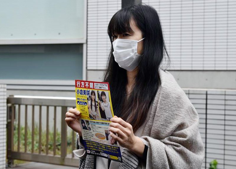 千葉地裁前で取材に応じる小倉美咲さんの母、とも子さん＝１７日午後２時４０分ごろ、千葉市中央区
