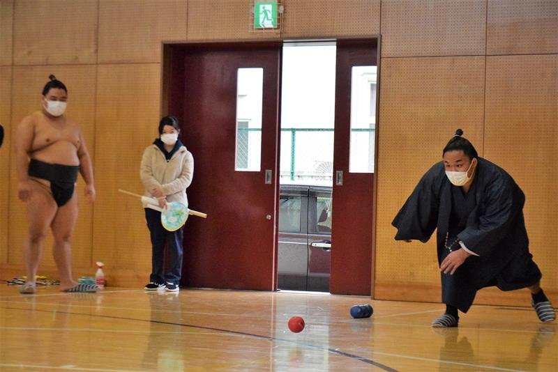 ボールを投じる石浦関（右）＝匝瑳市の県立飯高特別支援学校
