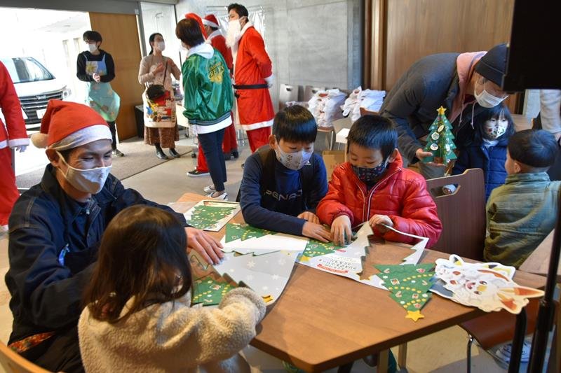 クリスマスツリーの工作を楽しむ子どもたち＝１８日、船橋市海神
