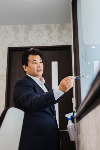 事業戦略について語る高梨社長

