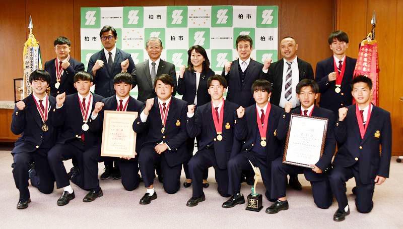 太田市長（後列中央）に全国大会での活躍を誓ったラグビー部とサッカー部の生徒ら＝２２日、柏市
