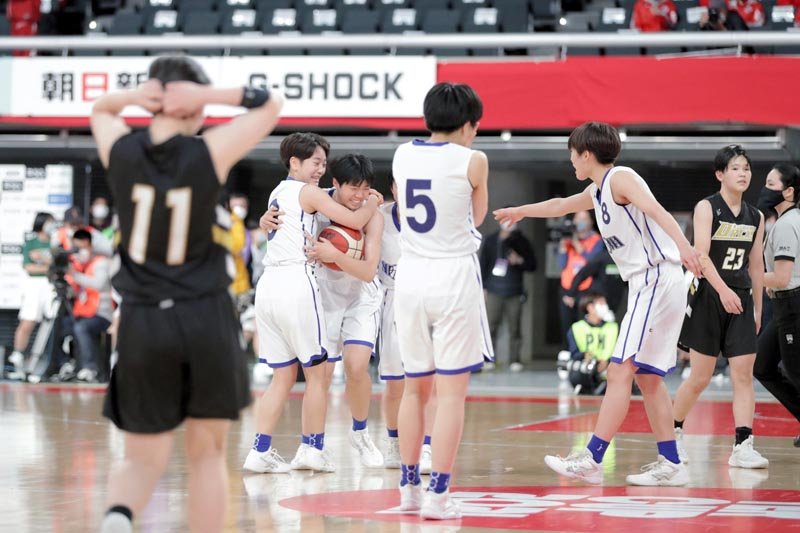 昭和学院―高知中央　逆転勝ちし、喜ぶ昭和学院の選手ら＝東京体育館（日本バスケットボール協会提供）