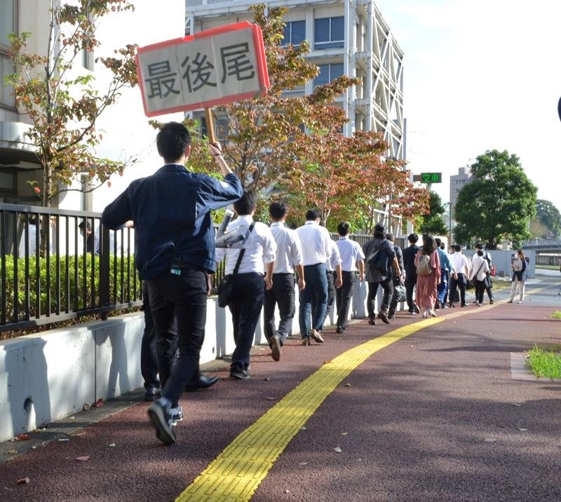 傍聴席を求めて並ぶ人たち＝１０月６日午前、千葉地裁
