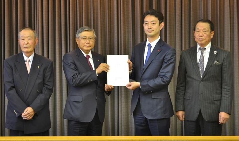 要望書を熊谷知事に提出する県商工会議所連合会の佐久間英利会長（左から２番目）ら＝２４日、県庁
