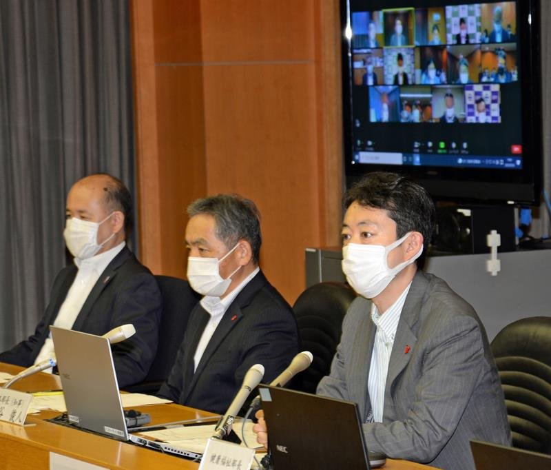 千葉県内に３度目となる緊急事態宣言が発令されると決定したことを受け、県対策本部会議で県の対応を協議する熊谷知事（右）＝７月３０日、県庁
