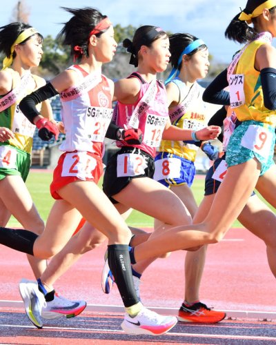 女子　力走する日体大柏の１区・高橋（１２）＝たけびしスタジアム京都