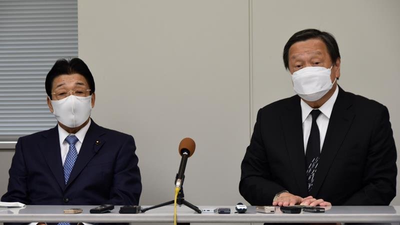衆院選の結果を振り返る自民党県連の浜田会長（右）と河上幹事長＝１１月１日、県庁
