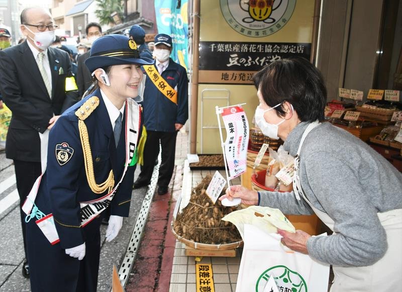 成田山参道で防犯を呼び掛ける並木選手＝成田市
