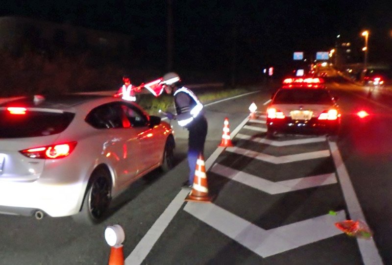 国道１２８号で行われた飲酒検問＝昨年９月（鴨川署提供）