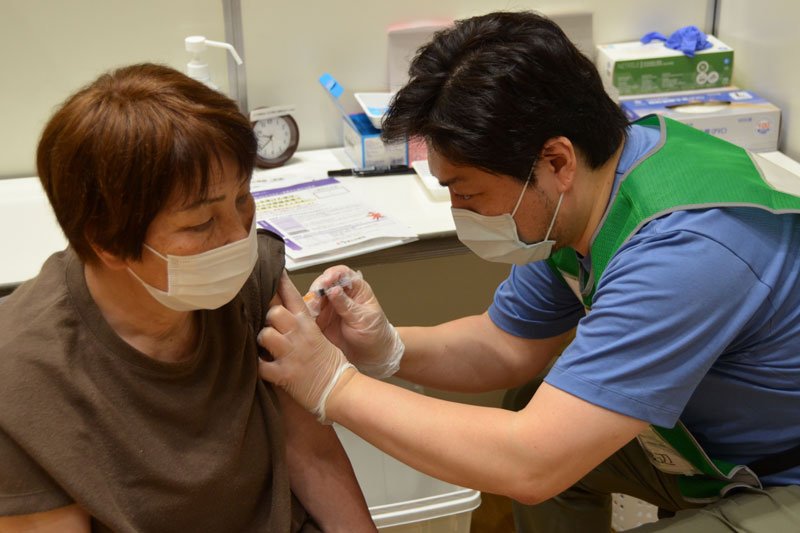 ワクチン接種を受ける女性（左）＝２０２１年６月、千葉市中央区の蘇我コミュニティセンター
