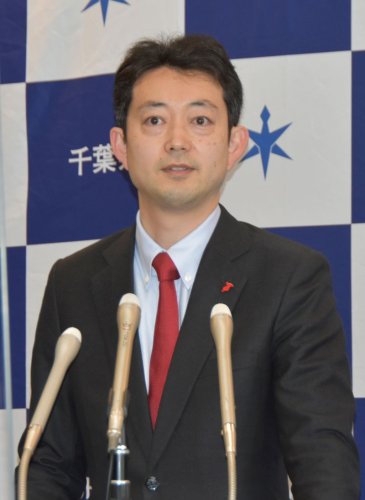 千葉県内の感染状況について「９割がオミクロン株感染者と考えられる」と説明した熊谷知事＝１３日、県庁
