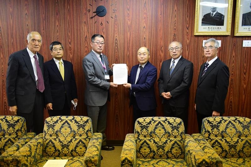 多古町の平野欽作副町長（左から３人目）に要望書を渡す瀬利会長（同４人目）＝多古町役場
