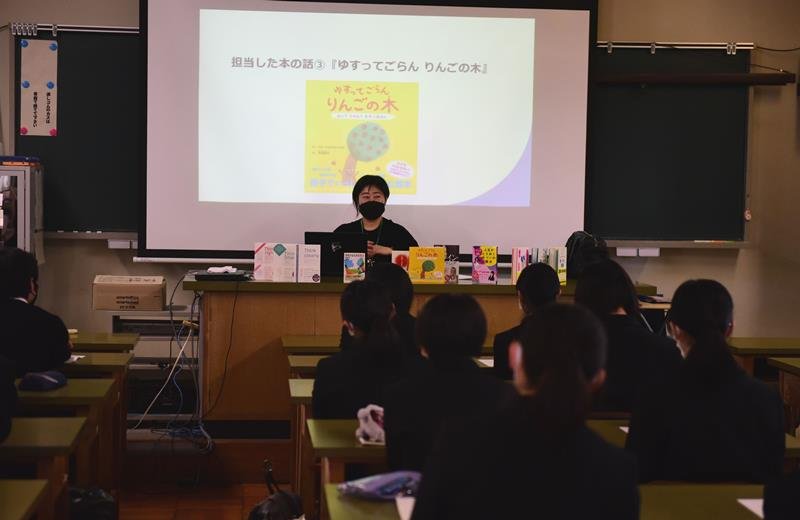 担当した本の話をする書籍編集者の卒業生＝香取市
