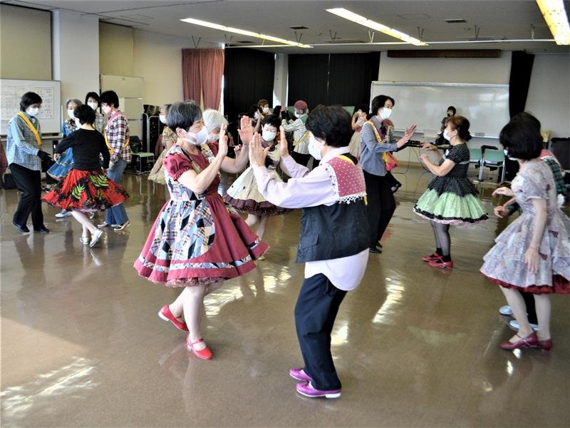 小室公民館でスクエアダンスを楽しむメンバー＝船橋市