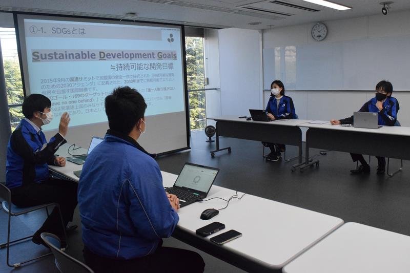 ＳＤＧｓに向けた取り組みについて話し合うアイエスジーの若手社員ら＝船橋市
