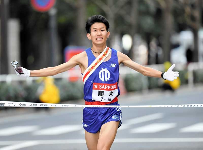 ２位でゴールする順大１０区の近藤亮太＝東京・大手町