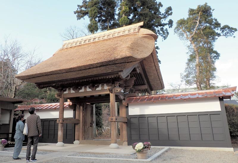 台風で倒壊後、保存修理工事で元の姿を取り戻した国重要文化財の神野寺「表門」＝君津市