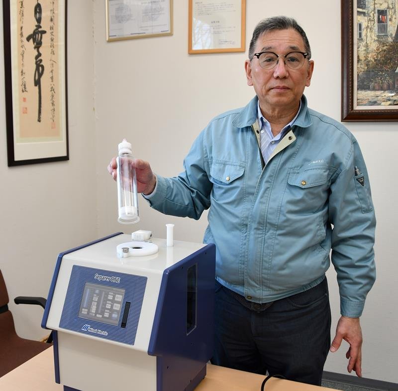 画期的技術と評価された遠心分離機を紹介する早川社長