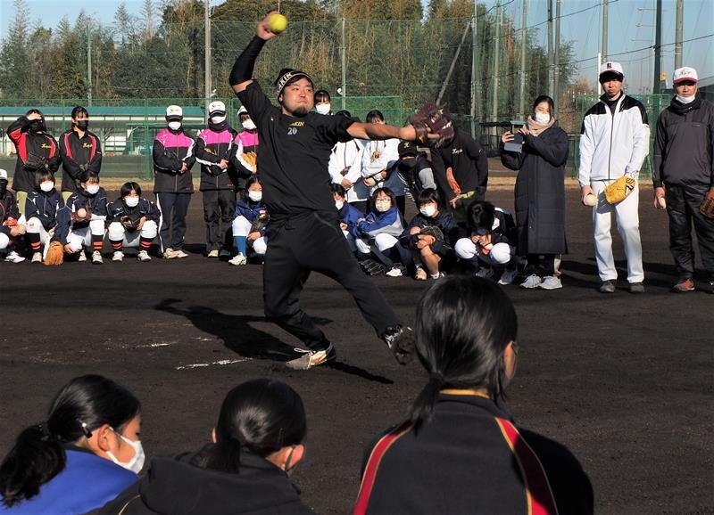 技術講習会でピッチングを披露する松田選手＝木更津市
