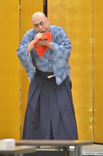 東金商工会議所の新年祝賀式で石笛（いわぶえ）を演奏する横澤和也氏＝東金市