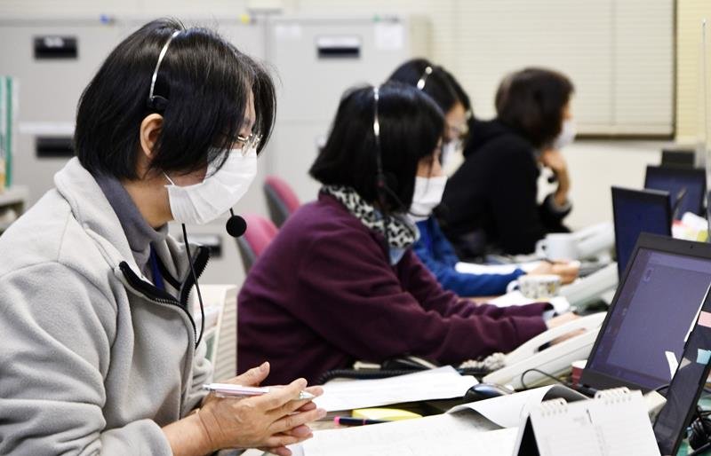 電話相談に応じる県消費者センターの相談員＝１４日午後、船橋市
