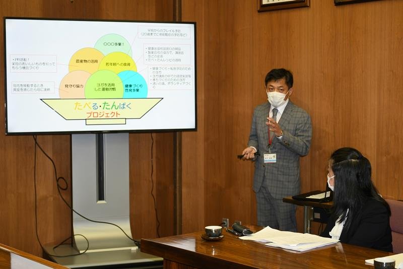 たべる・たんぱくプロジェクトの発展について説明する栄町職員＝同町役場

