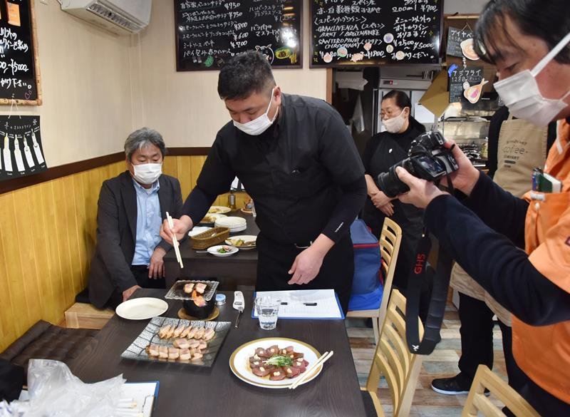 ＴＧＣのイノシシ肉を生かしたジビエ料理の試食会。いなり寿司（ずし）やみそ漬けのあぶり焼きなど趣向を凝らした新メニューが並んだ＝館山市のモンレーヴ館山

