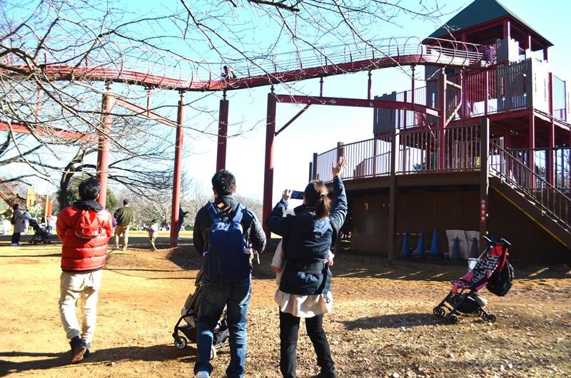 距離を保って屋外遊具を楽しむ親子連れ＝２２日、船橋市のふなばしアンデルセン公園
