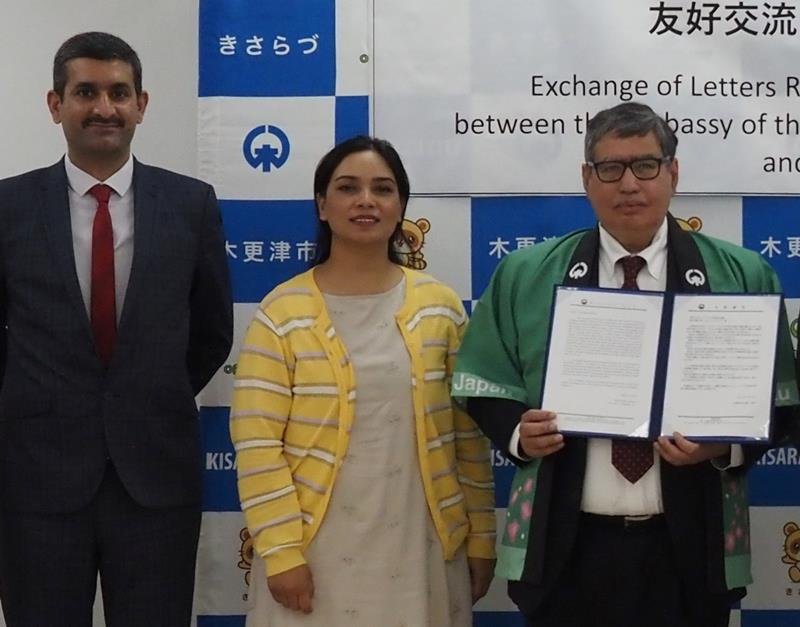 友好交流に向けて書簡を交換したアハマド大使（右端）と大使館関係者＝木更津市
