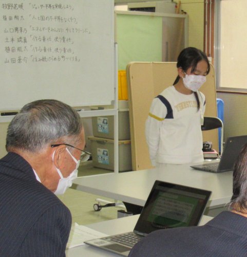 小坂町長（手前）にまちづくりプランを発表する大室台小の６年生（町教委提供）