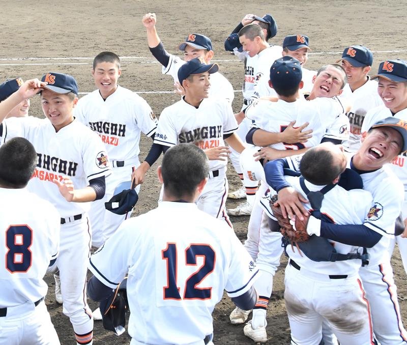 秋季関東大会で４強入りし喜ぶ木更津総合ナイン＝２０２１年１１月２日、ノーブルホーム水戸
