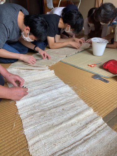 織ったくず布を手入れする大学生ら（利根運河シアターナイト実行委員会提供）
