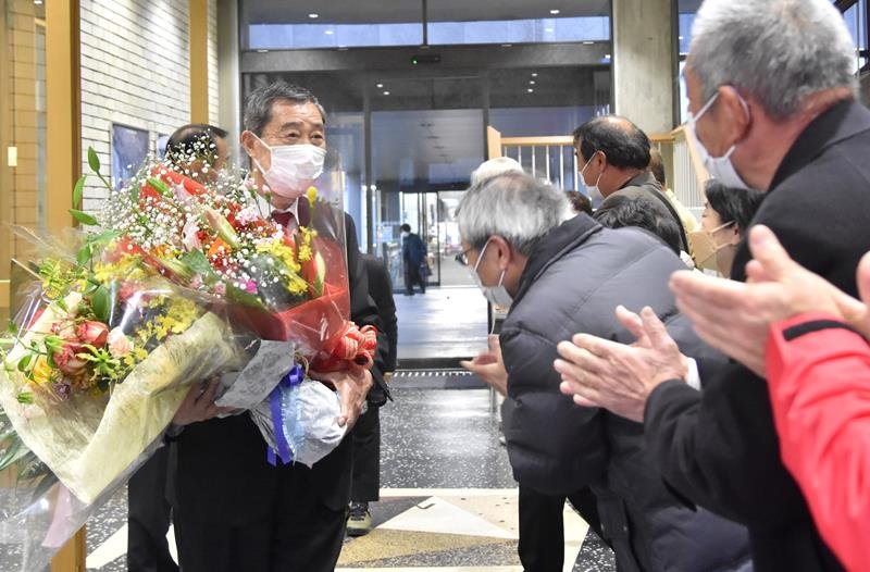 支援者らに拍手で見送られる飯島氏＝２８日、大多喜町役場
