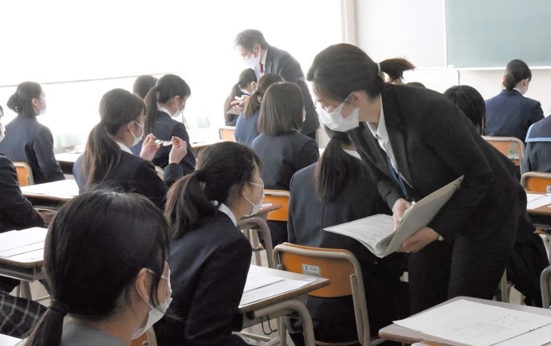 公立高校入試に臨む受験生＝２０２１年２月（写真と記事本文は直接関係ありません）