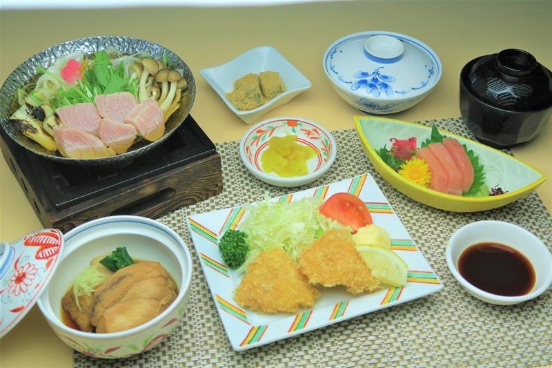 サンライズ九十九里のレストランで提供される「寒マカジキ御膳」（同ホテル提供）
